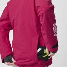 Charger l'image dans la galerie, A woman wearing a pink ski jacket with full zipper by Hey Sport, made with ECONYL® regenerated nylon.