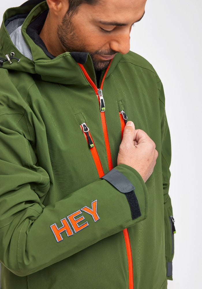 Pocket detail of the Snowbird Jacket Hey Sport color Military Green made with ECONYL® regenerated nylon