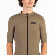 Charger l&#39;image dans la galerie, Front view of the Angry Pablo EarthTone Riding Jersey color Woodland made with ECONYL® regenerated nylon
