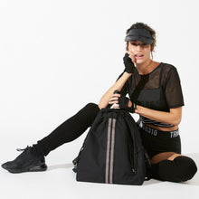 Charger l&#39;image dans la galerie, Woman carrying a ACE Bagpack color Black made with ECONYL® regenerated nylon

