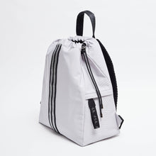 Charger l&#39;image dans la galerie, Side view of the ACE Bagpack color Light Grey made with ECONYL® regenerated nylon
