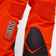 Charger l&#39;image dans la galerie, Detail of the Crested Pants Hey Sport color Orange made with ECONYL® regenerated nylon
